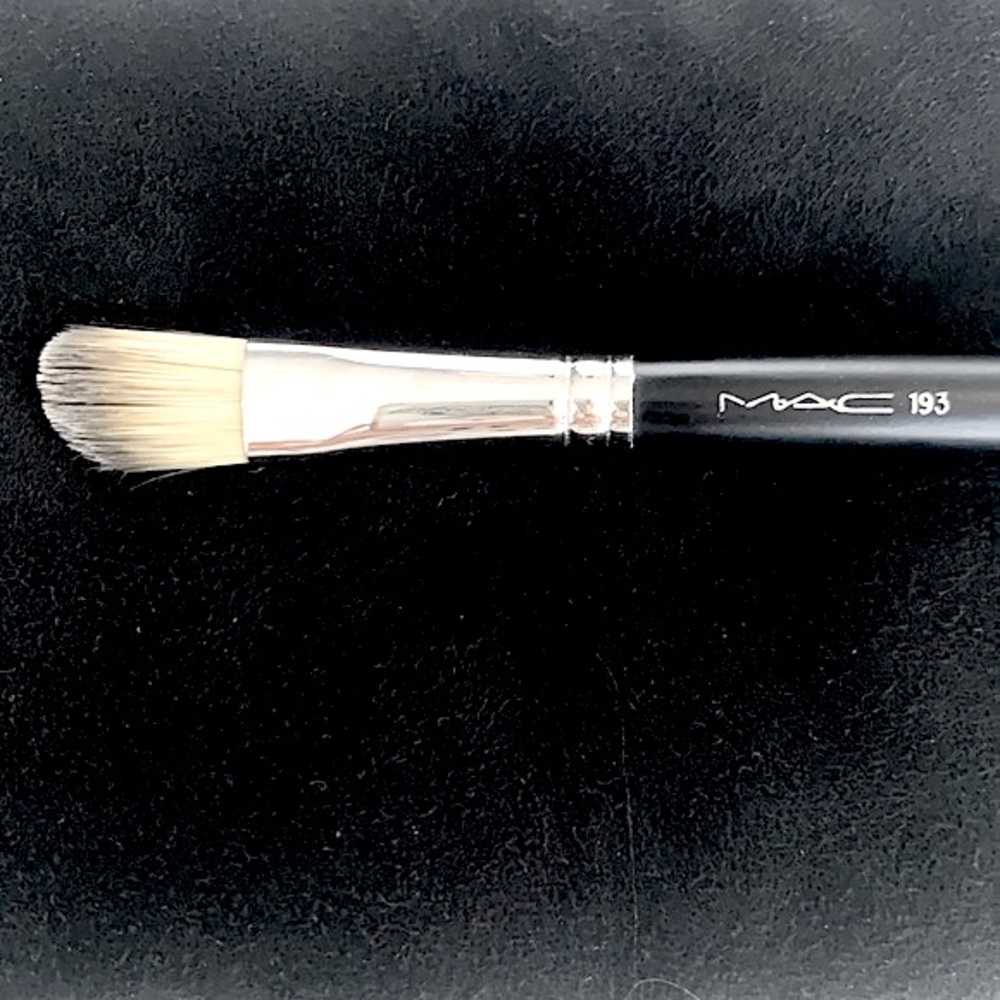 MAC 193 Angled Foundation Brush - Picture 3 of 3